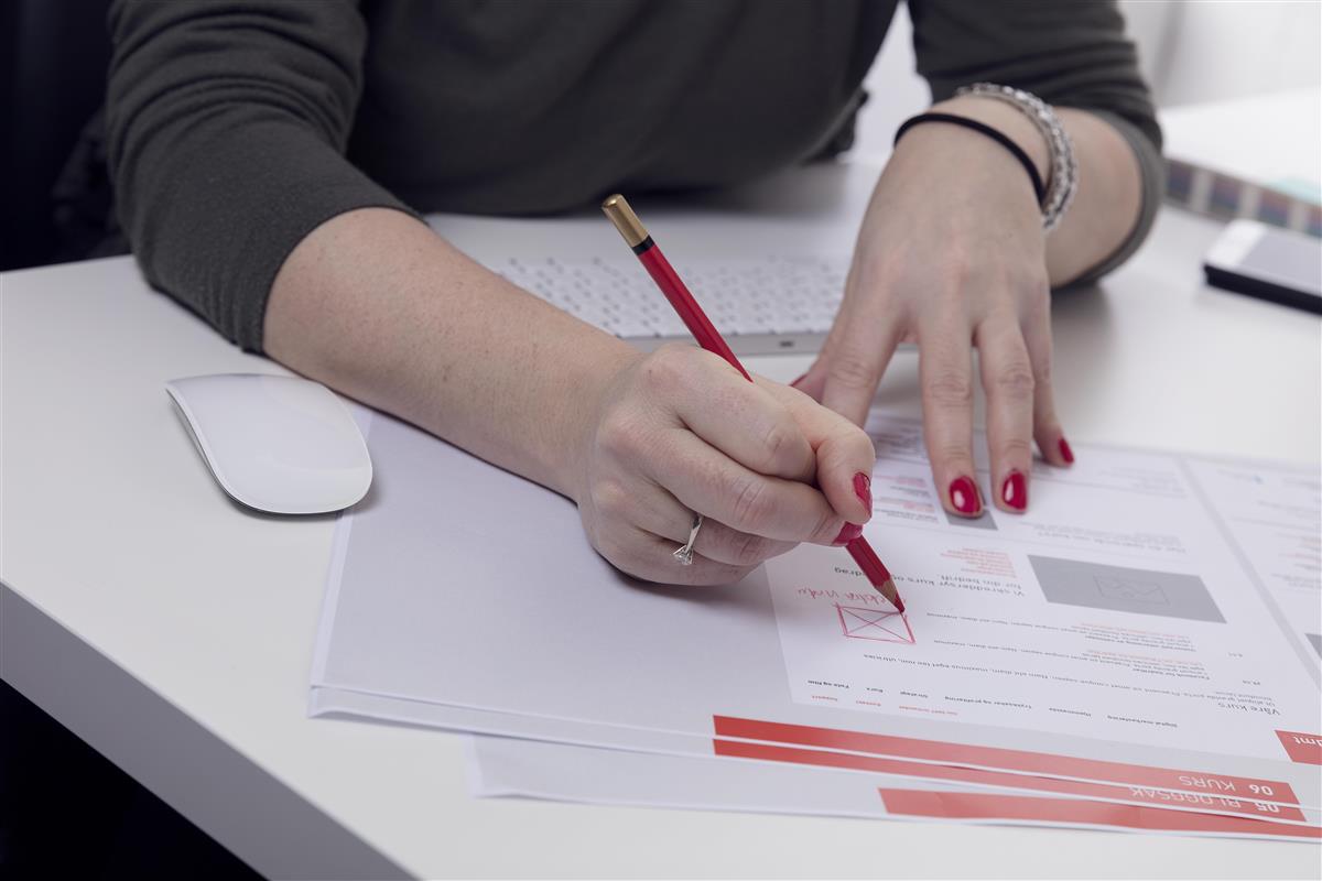 Arbeid, papir, kvinne tekst - Klikk for stort bilde